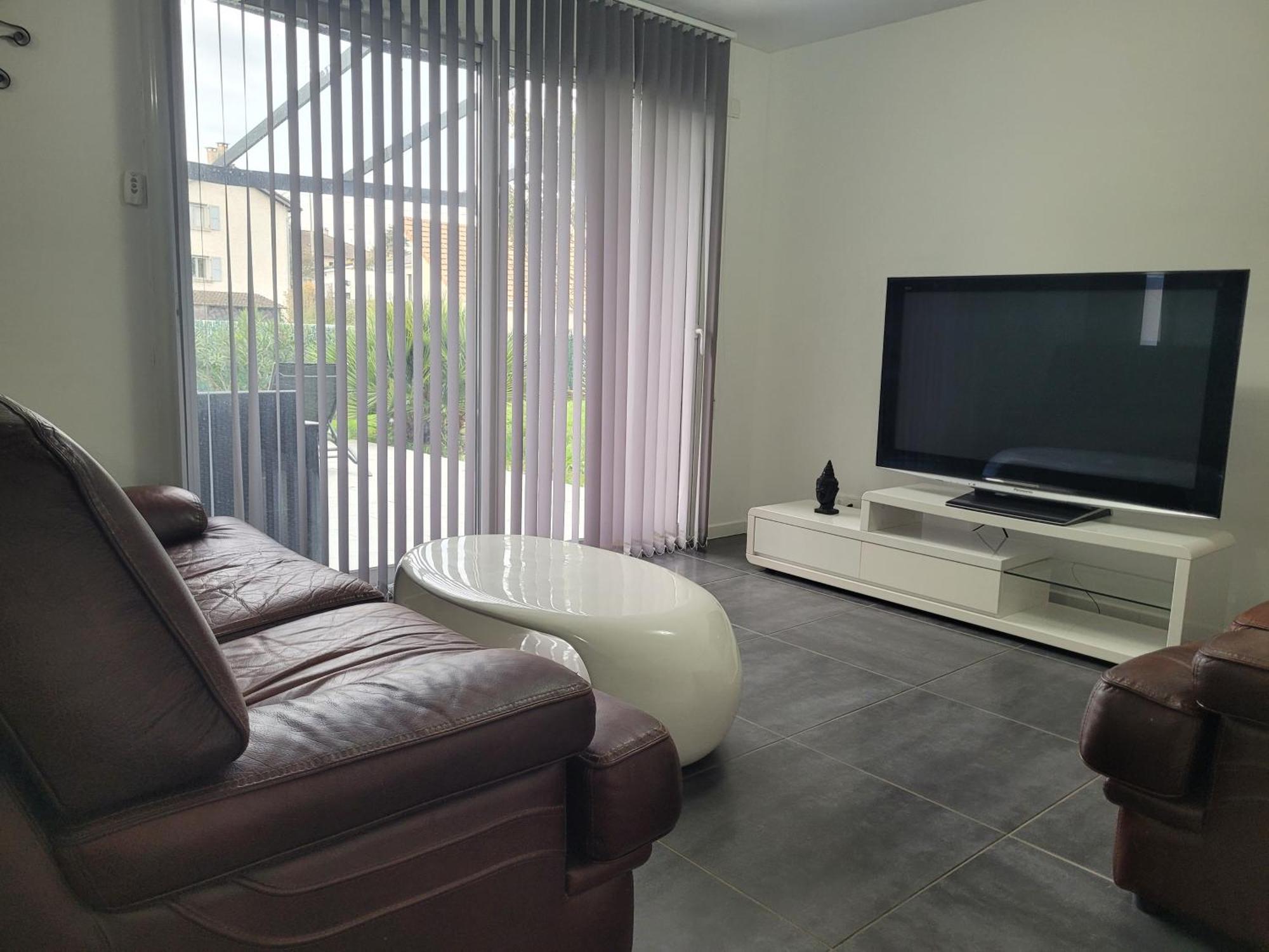 Apartment De 70 M2 Dans Maison Comptenporaine *
